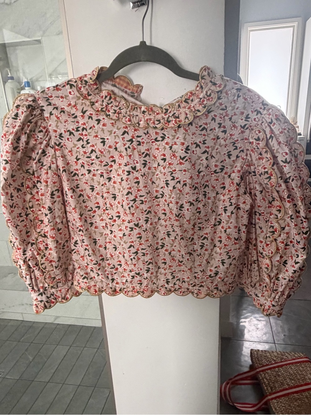 CeliaB Pink Floral Scalloped Puff-Sleeve Cropped Blouse